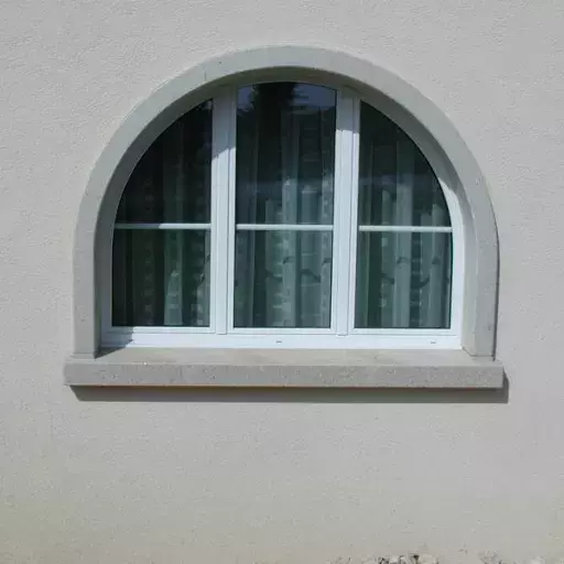 Fenstereinfassung mit Rundbogen, geschliffen